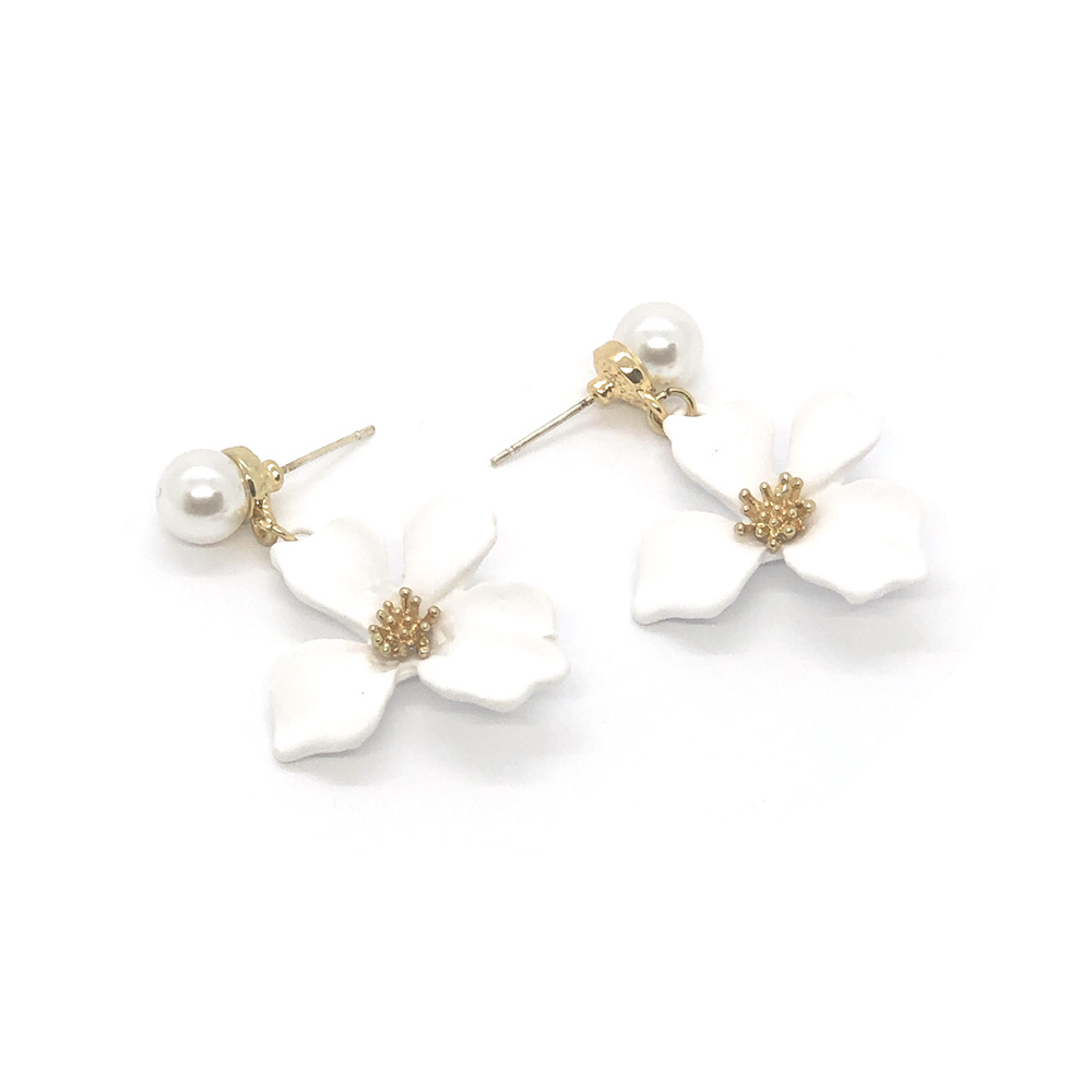 pretty-in-white-floral-earrings-1a pretty-in-white-floral-earrings-2