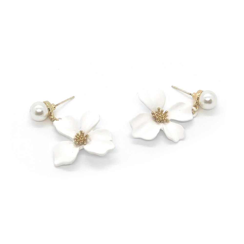 pretty-in-white-floral-earrings-1b pretty-in-white-floral-earrings-2